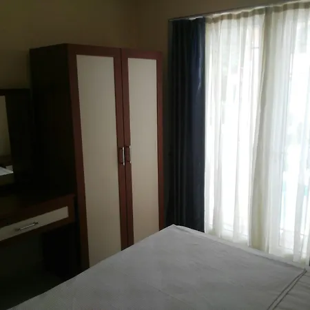 Gold Lion アパートホテル