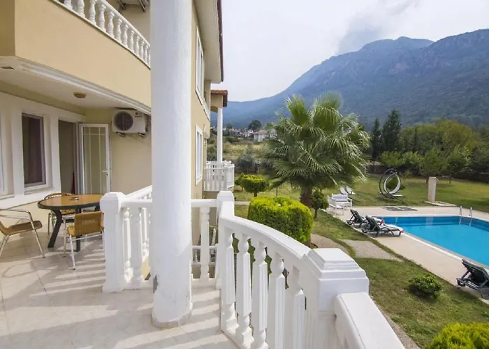 Aparthotel Gold Lion 4*